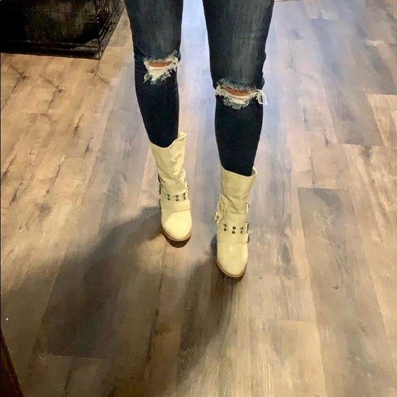 Boots - Picture 3 of 4